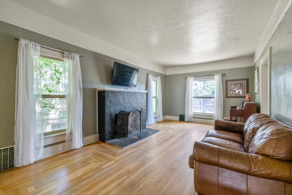 Property Photo: 314 Washington Street OR 97601