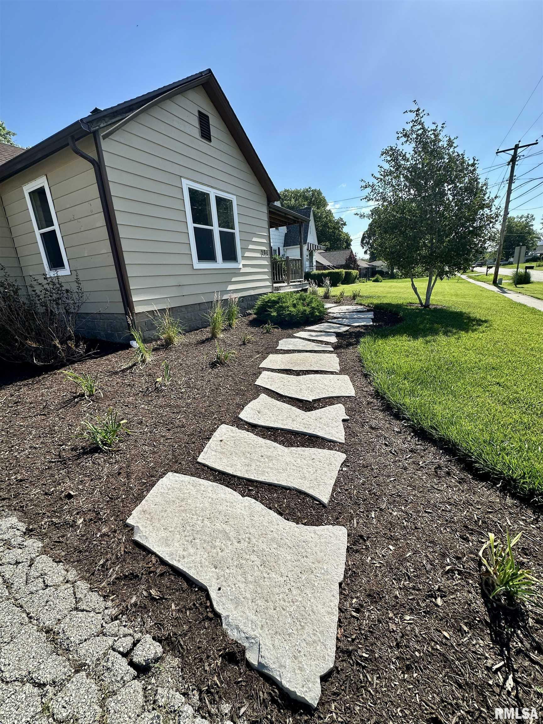 Property Photo: 204 W Robinson Street IL 61742