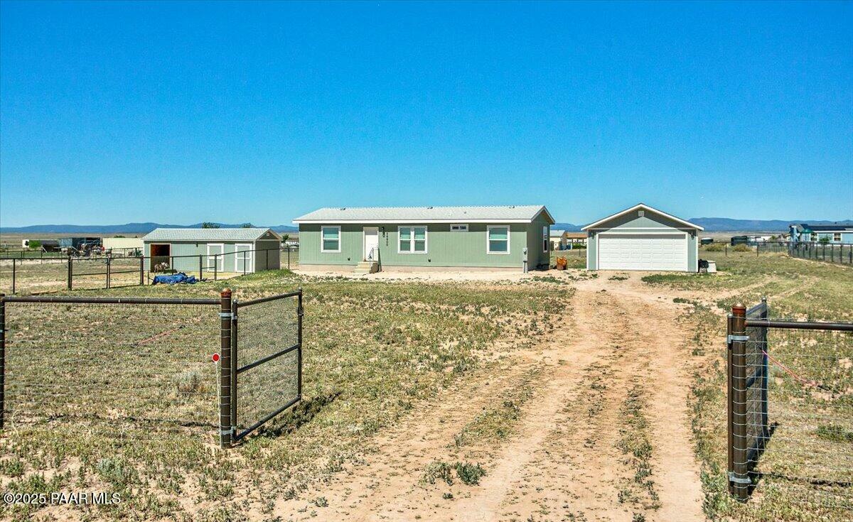 Property Photo: 26900 N Champagne Lane AZ 86334