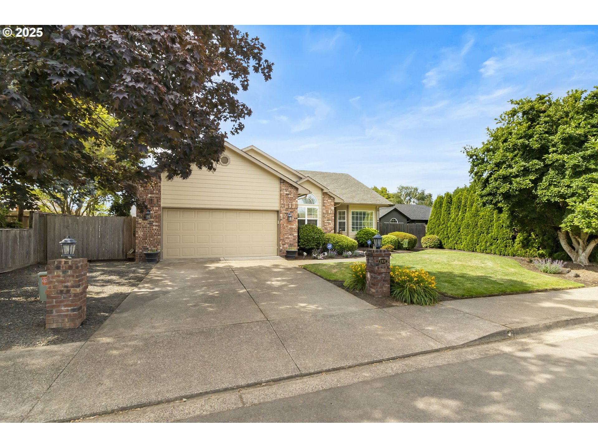 Property Photo: 1537 W 13th Ave OR 97448