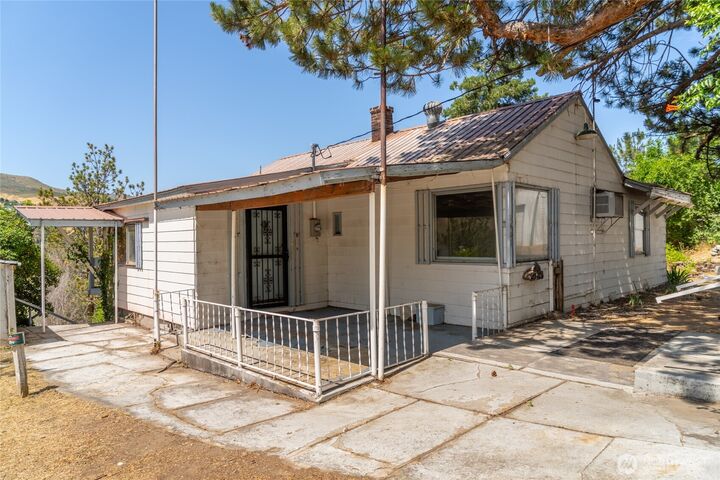 Property Photo:  1403  Lower Sunnyslope  WA 98801 