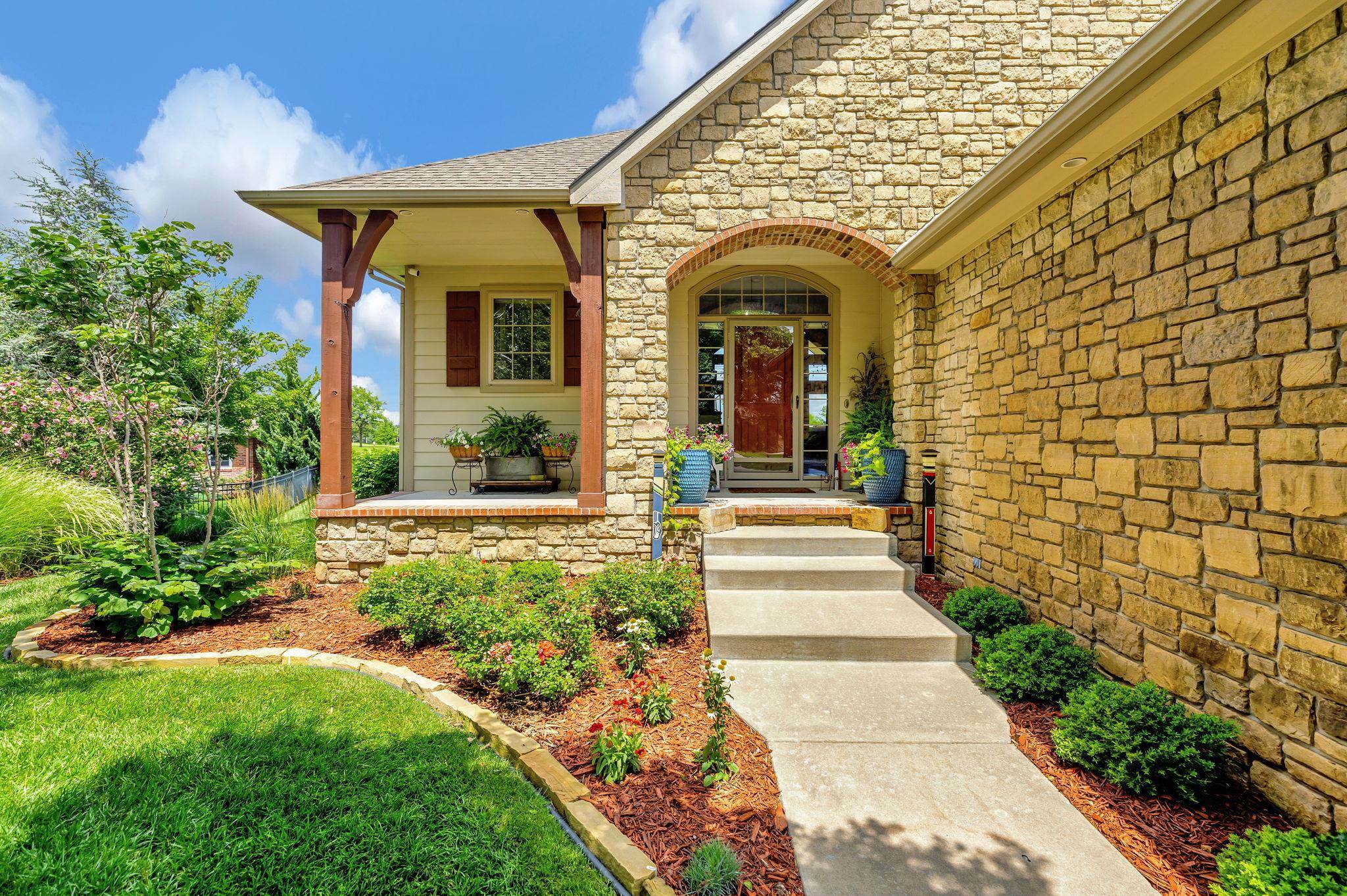 Property Photo: 2504 N Sawgrass Ct KS 67037