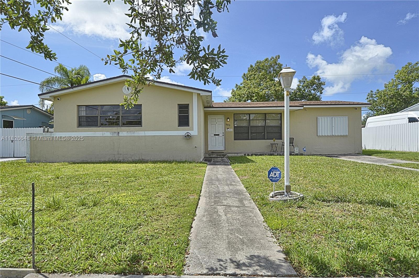 Property Photo: 9870 Bahama Dr FL 33189