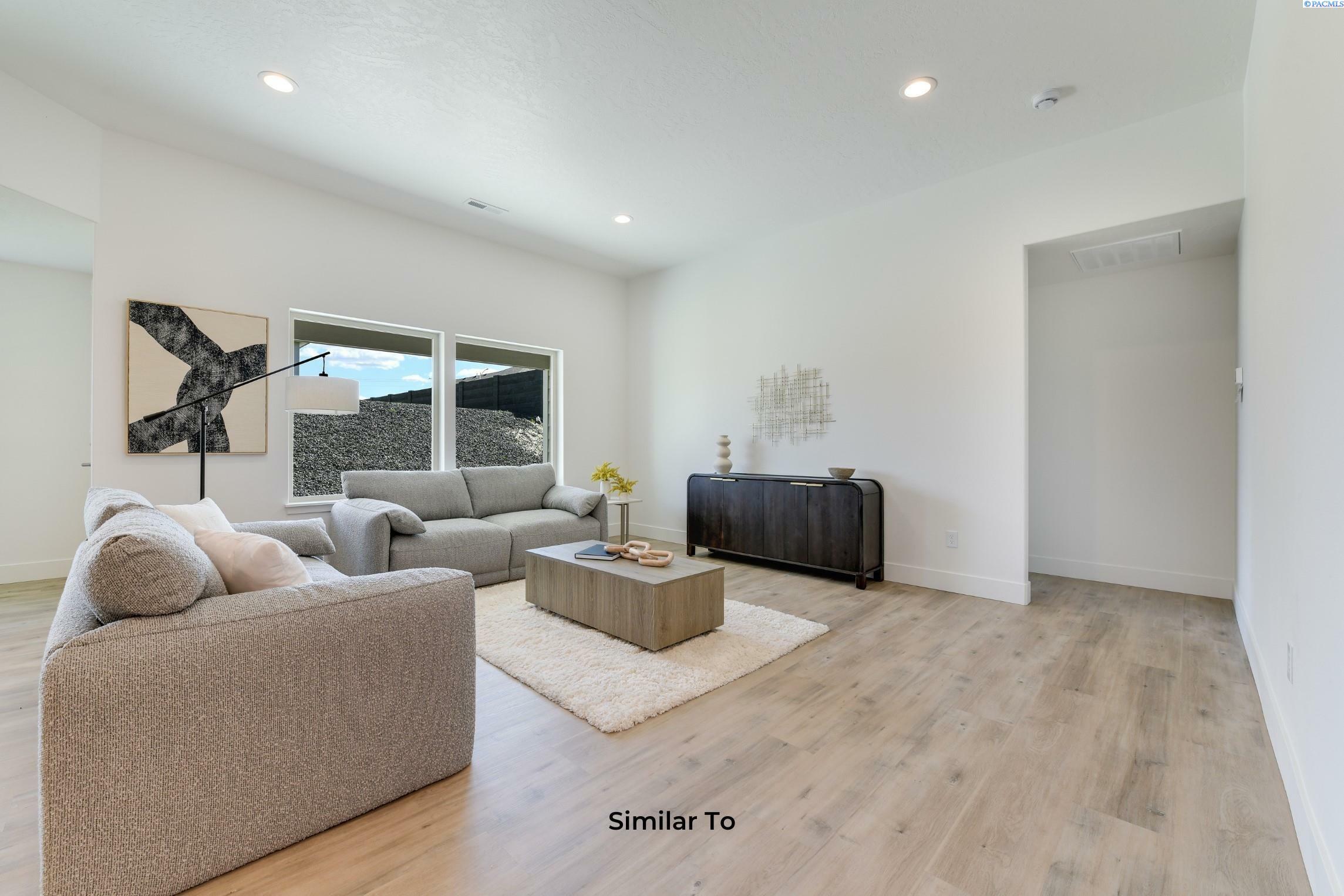 Property Photo: 1607 Castlewood Ct WA 98930