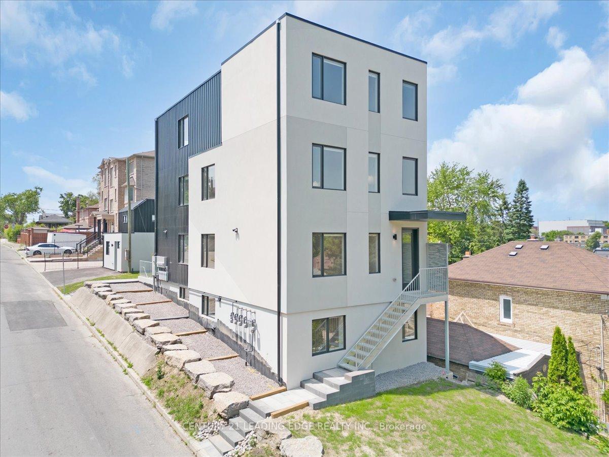 Property Photo: 10 Summit Avenue 3 ON M6E 1X4