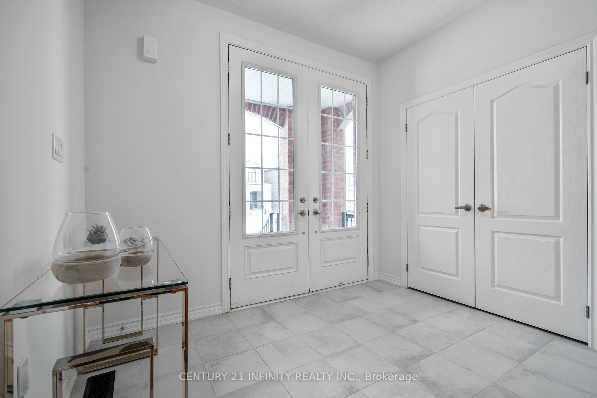 Photo de la propriété: 18 Valleo Street ON L4P 0J9