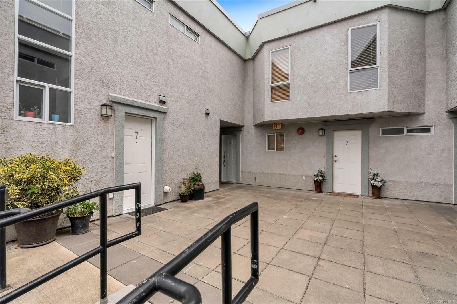 Property Photo: 3255 Rutledge St 7 BC V8X 1N6