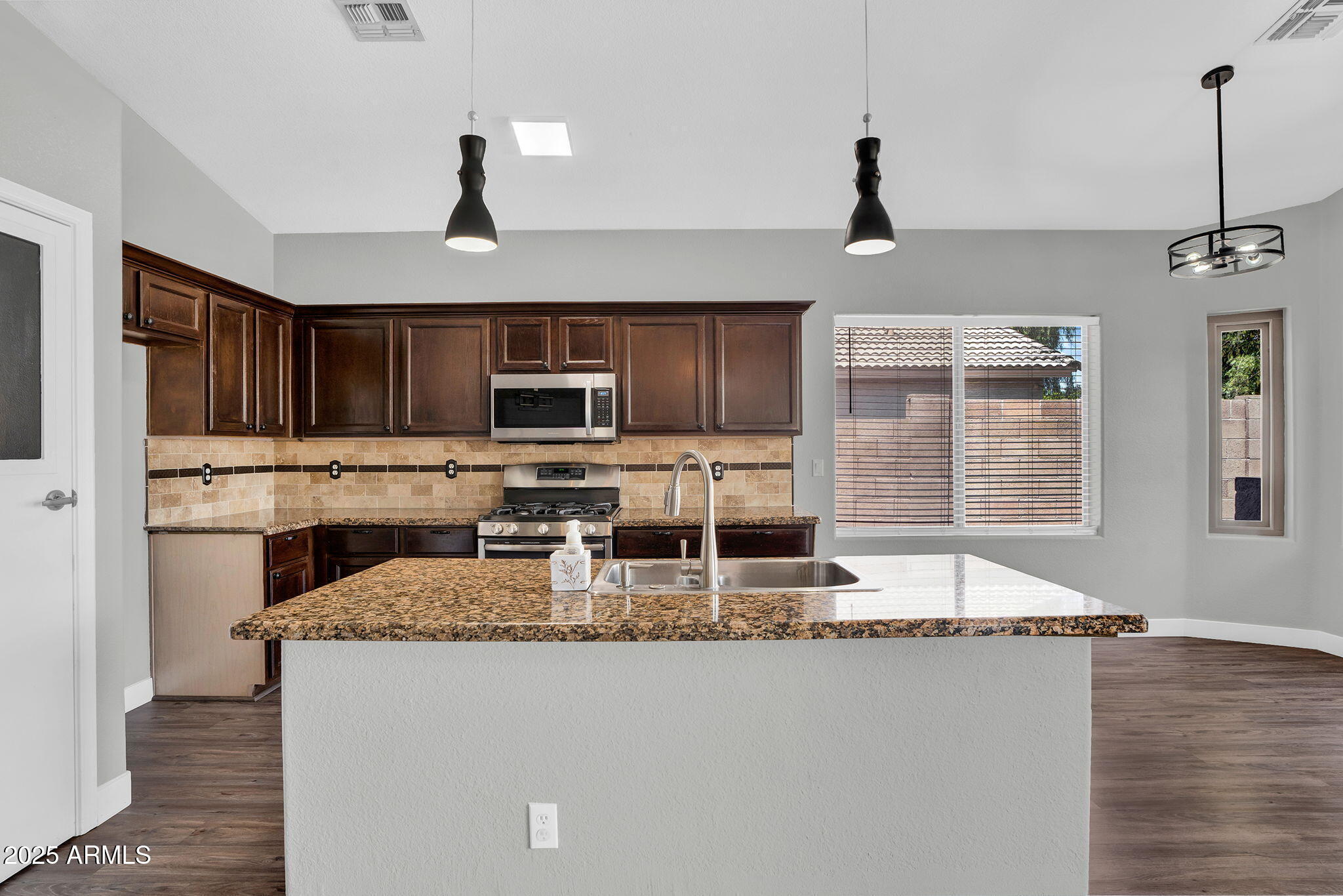 Property Photo: 1332 W Blue Ridge Court AZ 85248