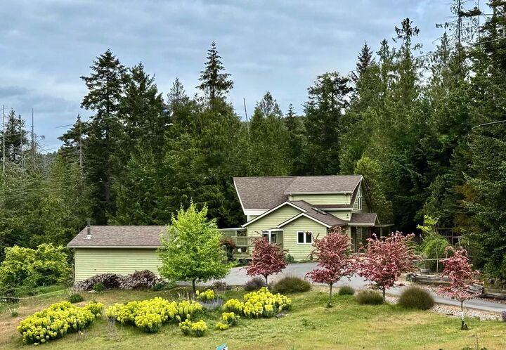 Property Photo: 423 Felix Jack Road BC V0N 2J2