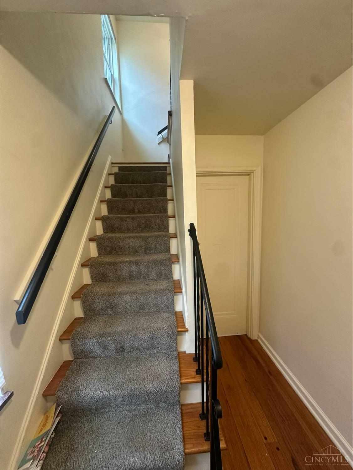 Property Photo: 1727 Greenview Place OH 45237