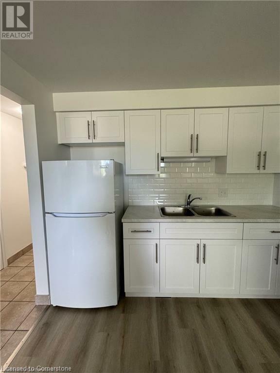 Property Photo:  6 Elmsdale Drive 1  ON N2E 1H6 