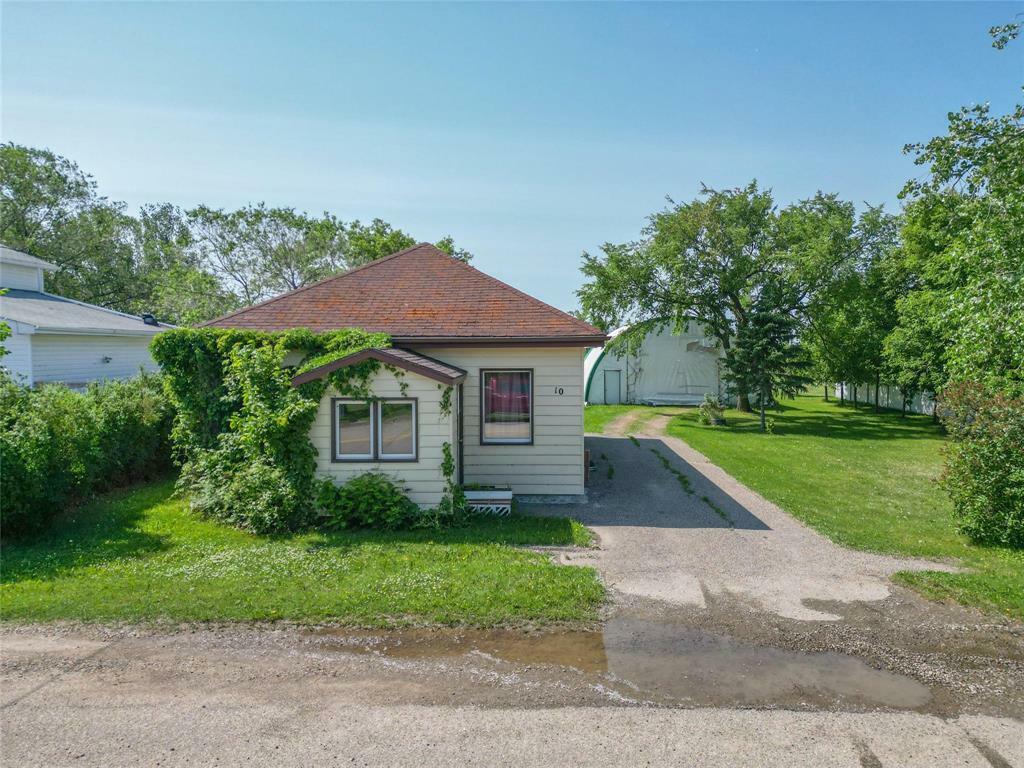 Property Photo: 10 Kendrick Street MB R0K 0W0