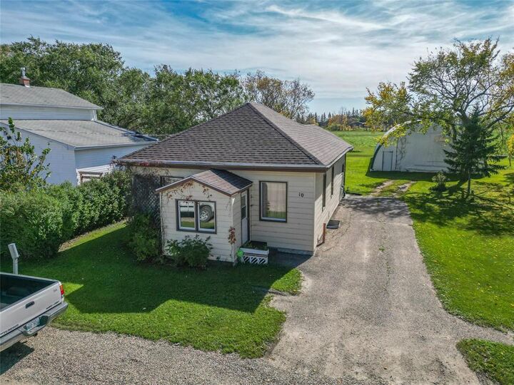 Property Photo:  10 Kendrick Street  MB R0K 0W0 