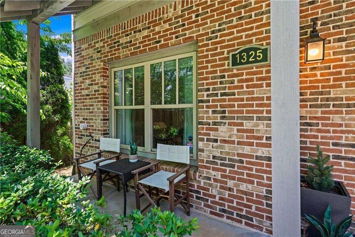 Property Photo: 1325 Oakview Road GA 30030