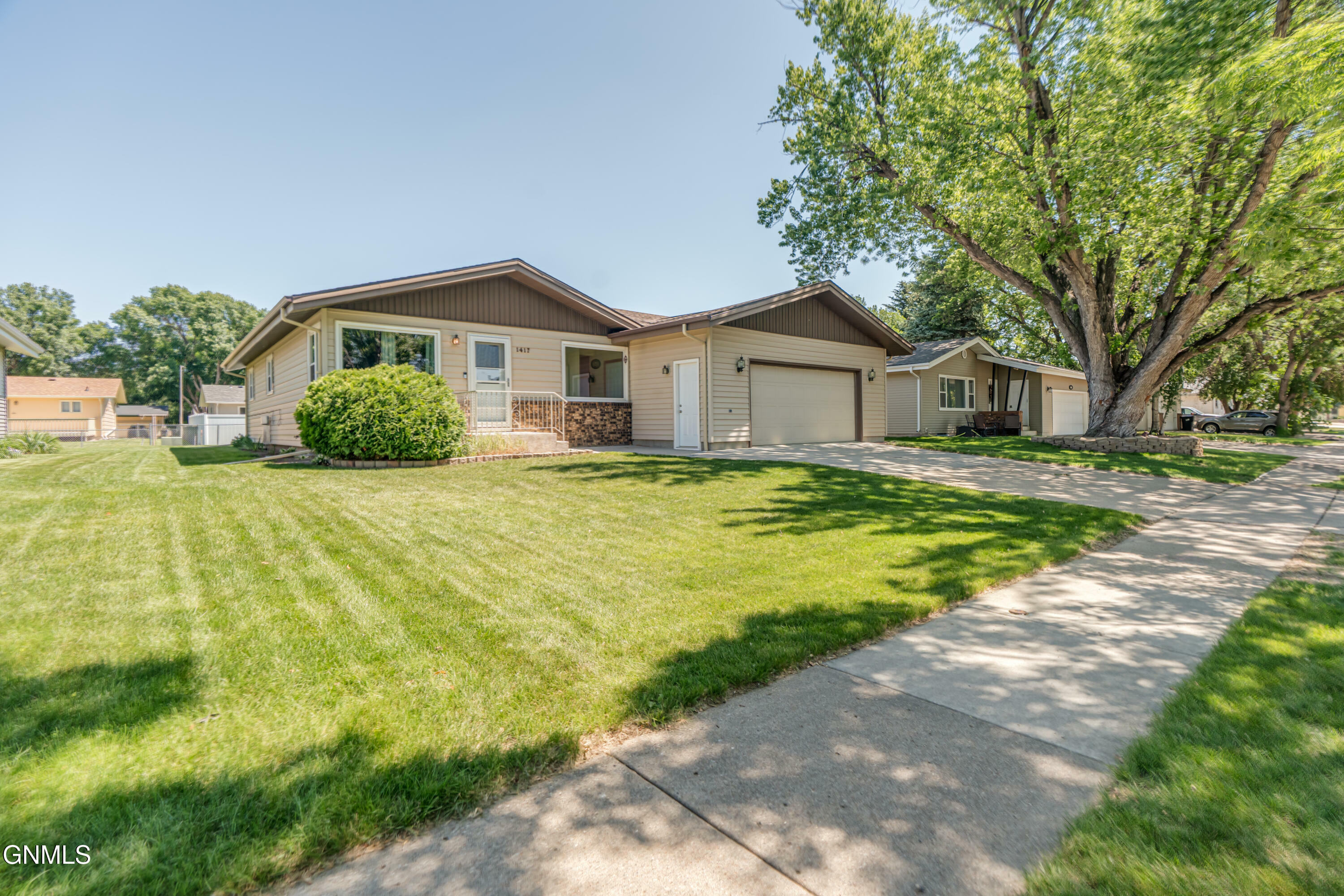 Property Photo:  1417 S 3rd Street  ND 58504 