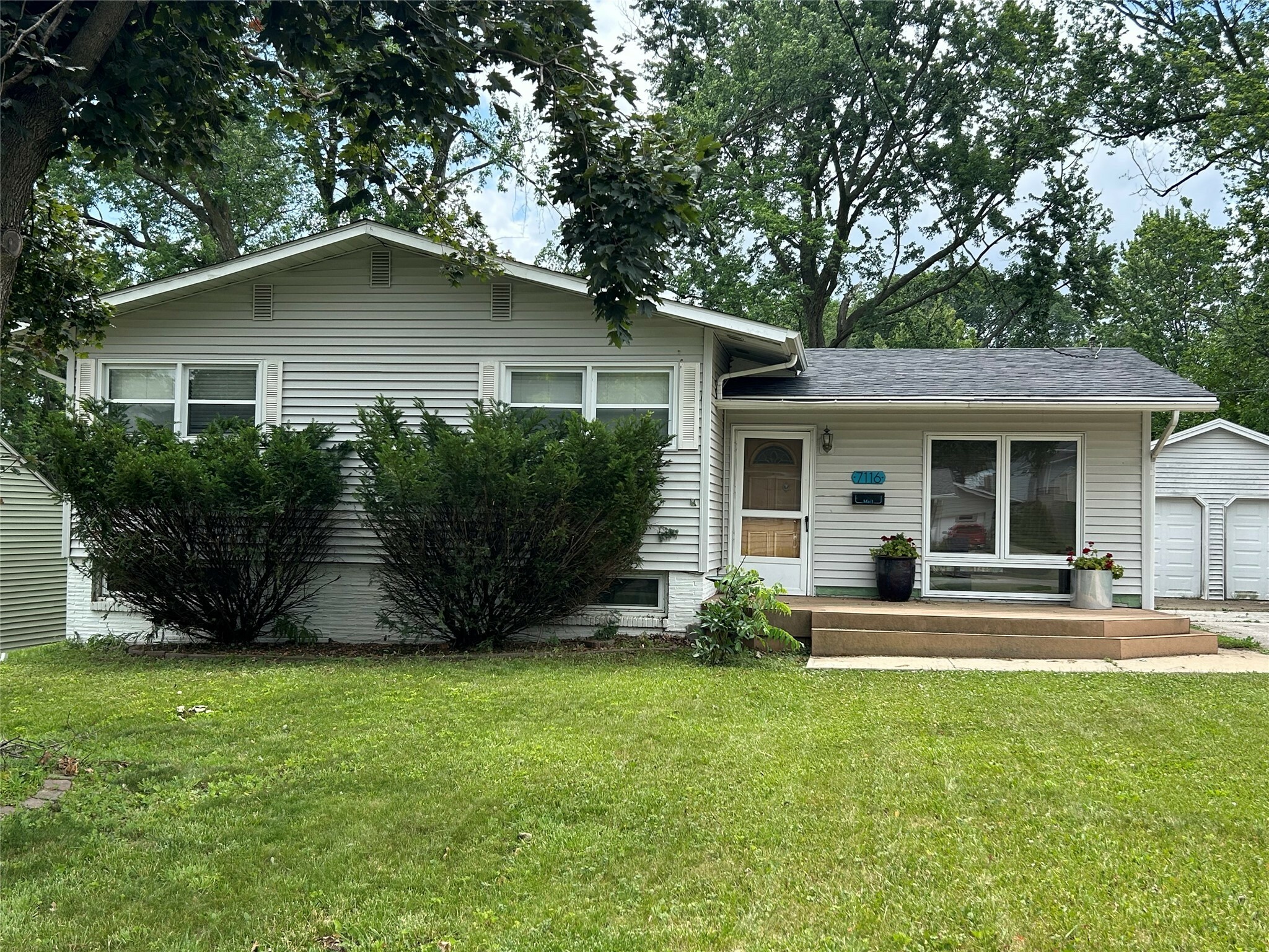 7116 Maple Drive  Urbandale IA 50322 photo