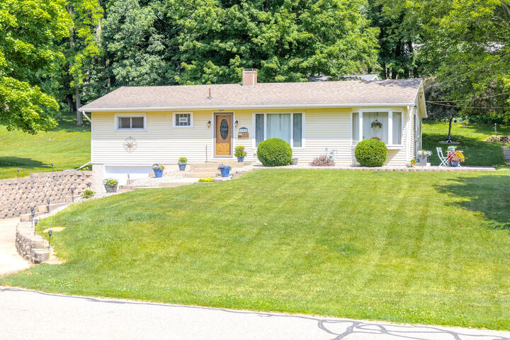 122 Pinecrest Drive  Jonesville MI 49250 photo