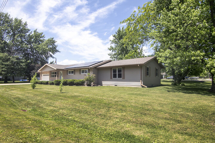 Property Photo: 400 W Adams Street IL 60930