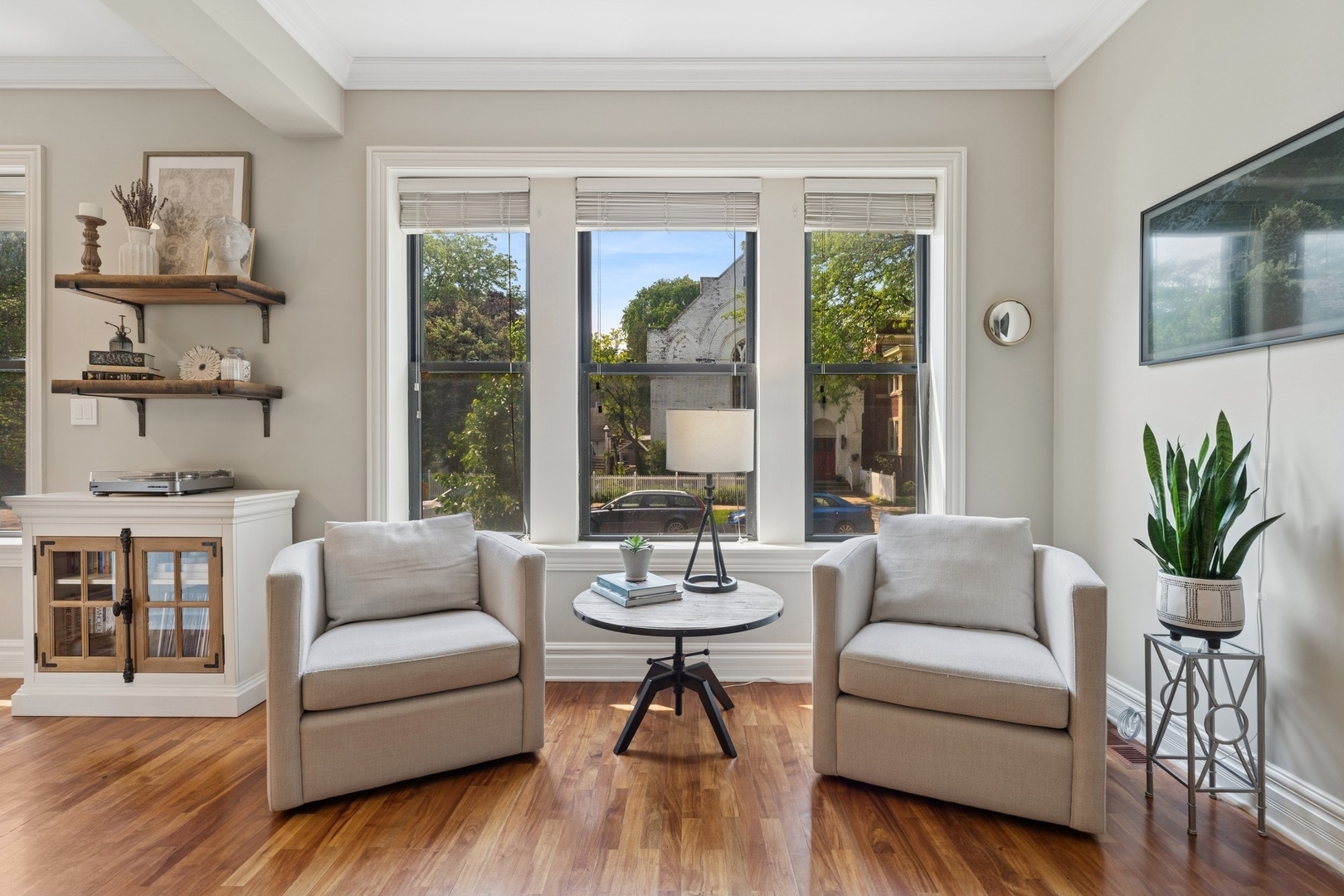 Property Photo: 1306 W Granville Avenue 1 IL 60660