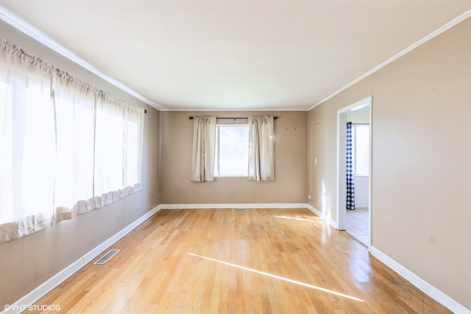 Property Photo: 304 Seneca Street IL 60466