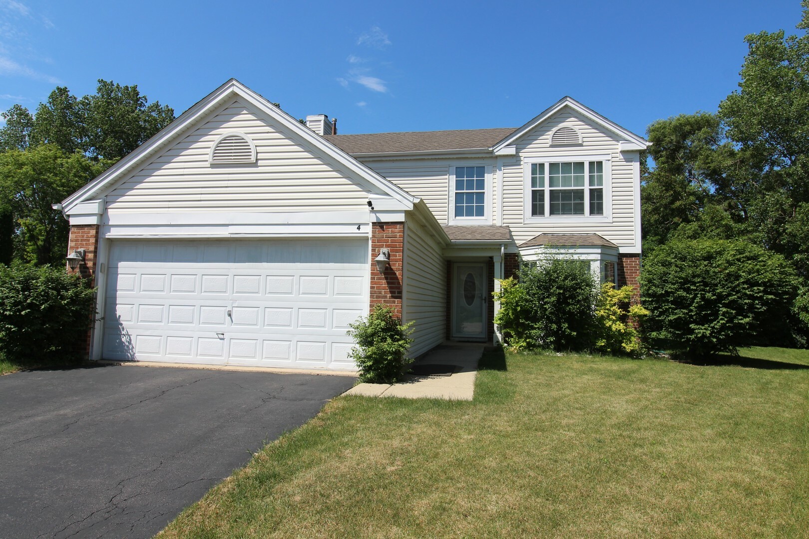 Property Photo:  4 Hummingbird Court  IL 60107 