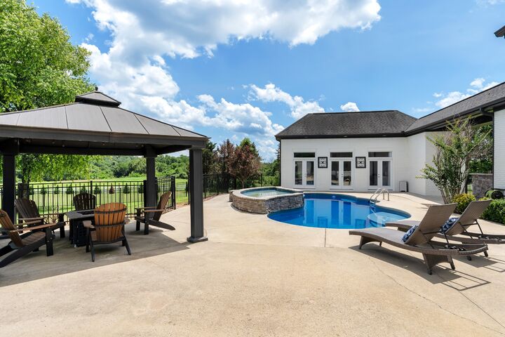 Property Photo:  1085 Old Fayetteville Hwy  TN 37352 