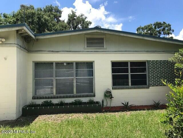 Property Photo: 2519 W Main Street FL 32177