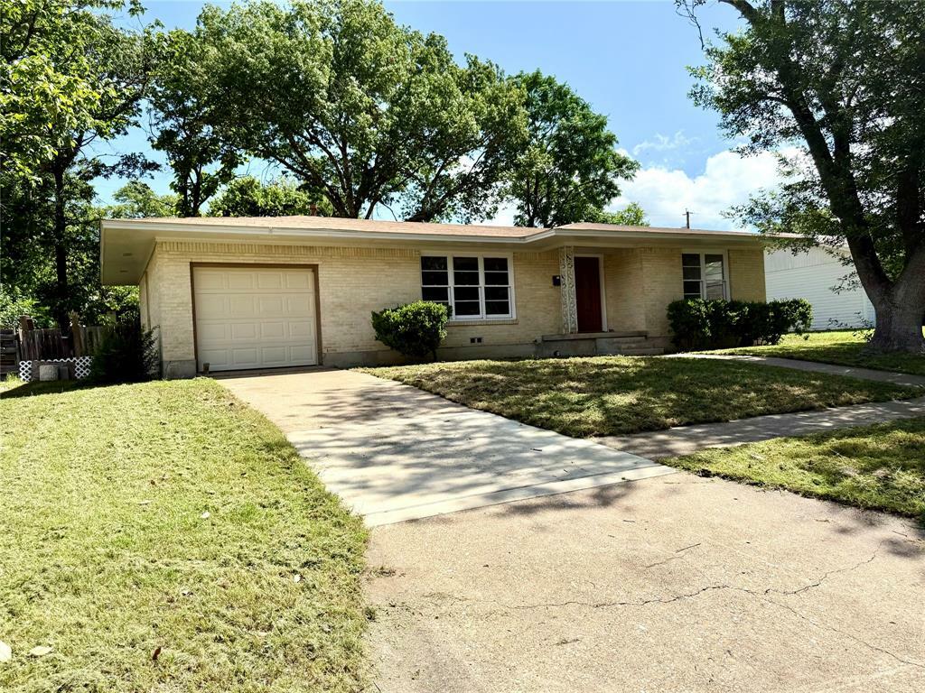 Property Photo: 102 E Walker Avenue TX 76501