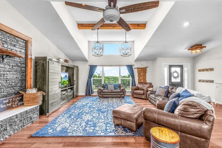 Property Photo: 612 W Park Avenue TX 76086