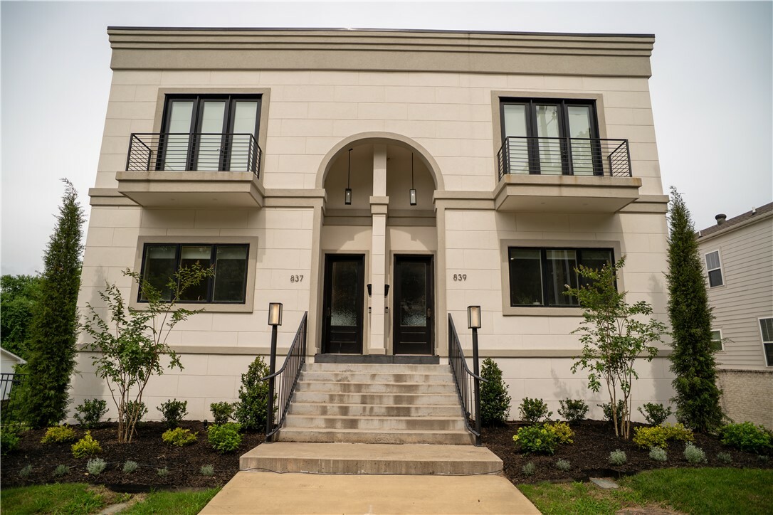 Property Photo: 837-839 N Gregg Avenue AR 72701