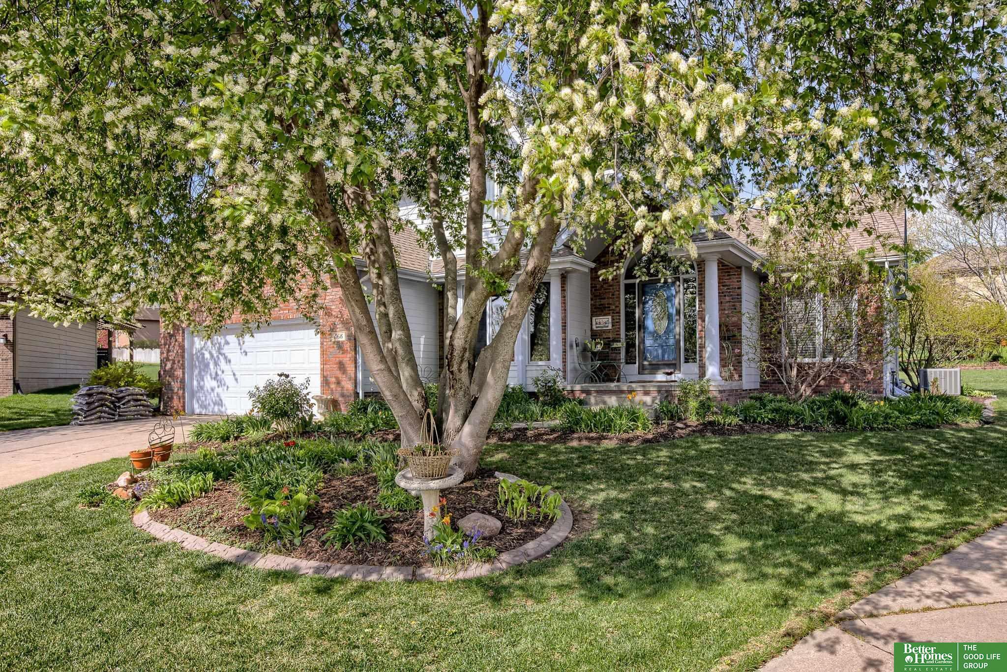 Property Photo: 17616 Ventana Circle NE 68136