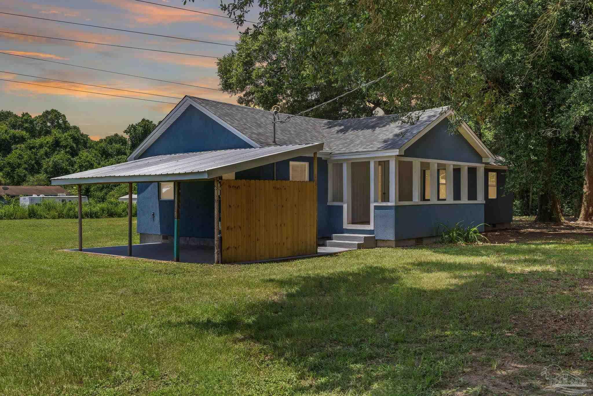 Property Photo: 2833 Indiana Ave FL 32526