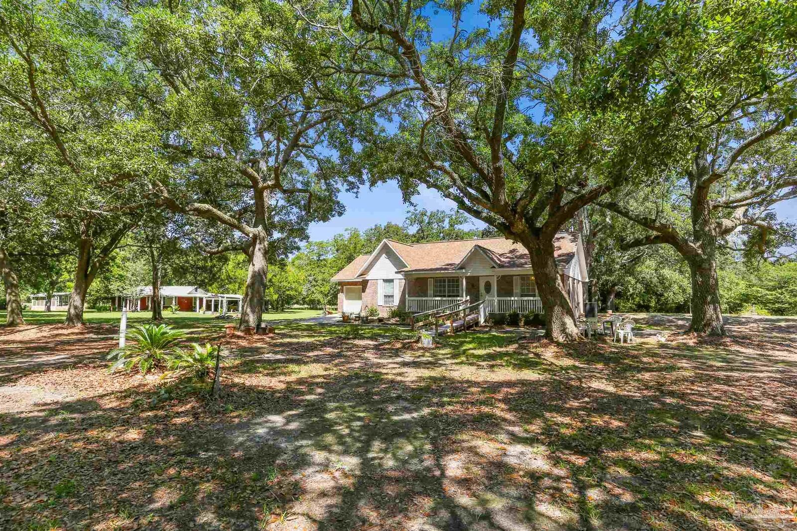 Property Photo: 939 Avalon Blvd FL 32583