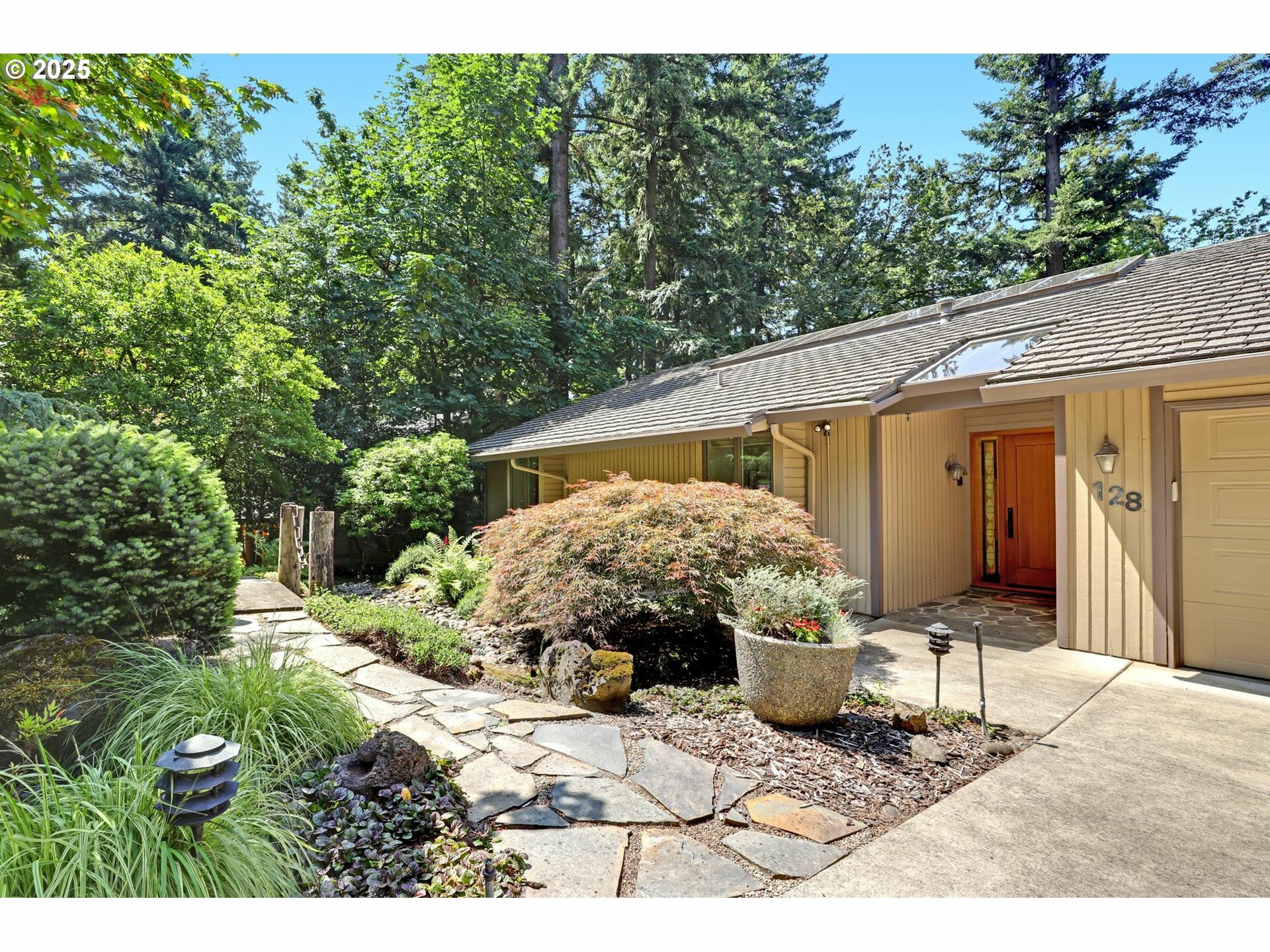 Property Photo: 128 Del Prado St OR 97035