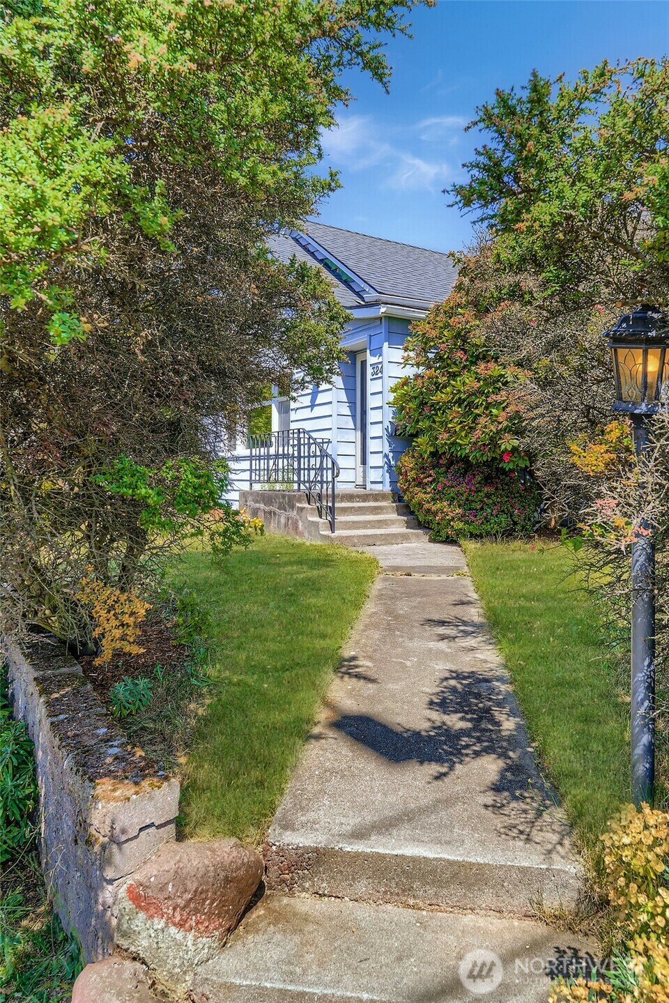 Property Photo:  324 NE 81st Street  WA 98115 