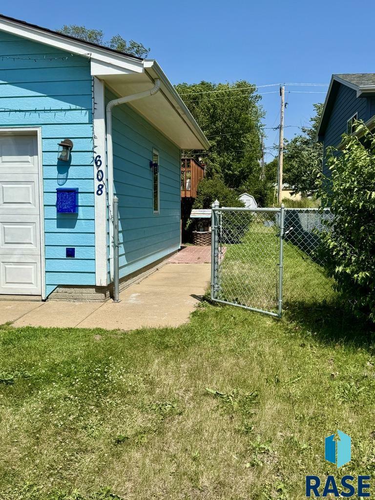 Property Photo: 608 S Cleveland Ave SD 57103