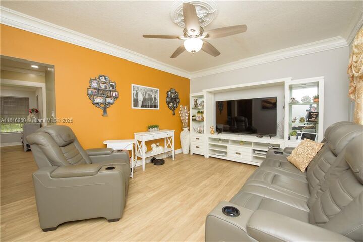 Property Photo:  916 NW 3rd Ave  FL 33030 
