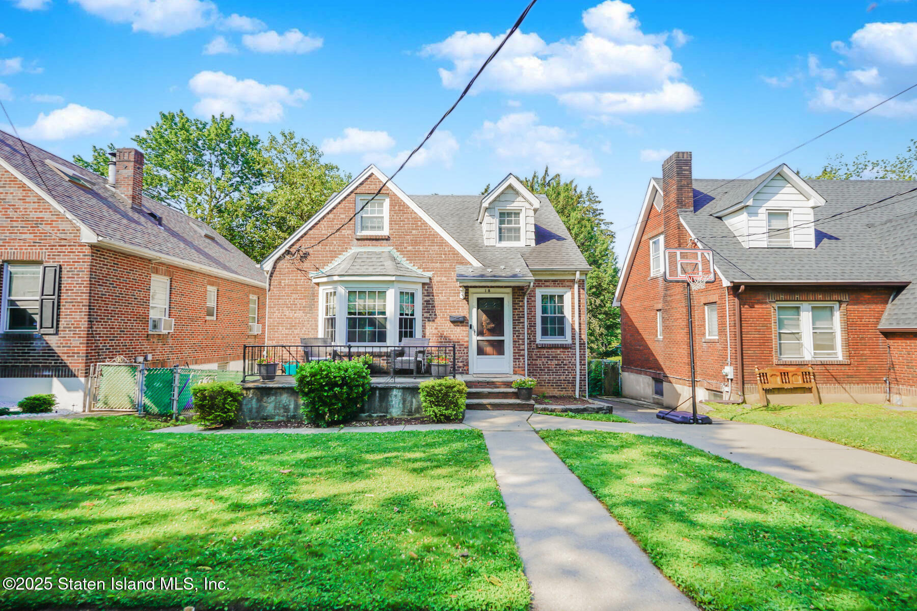 Property Photo:  18 Elm Place  NY 10301 
