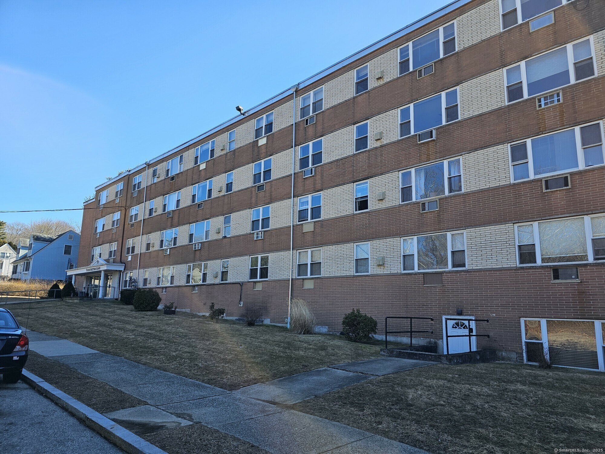 Property Photo: 70 Farmington Avenue 4T CT 06320