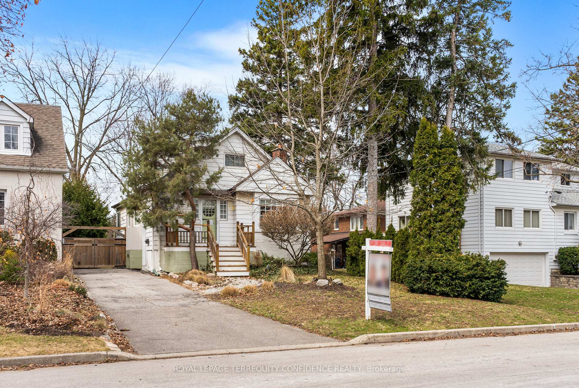 Photo de la propriété: 10 Abbotsford Road ON M2N 2P7