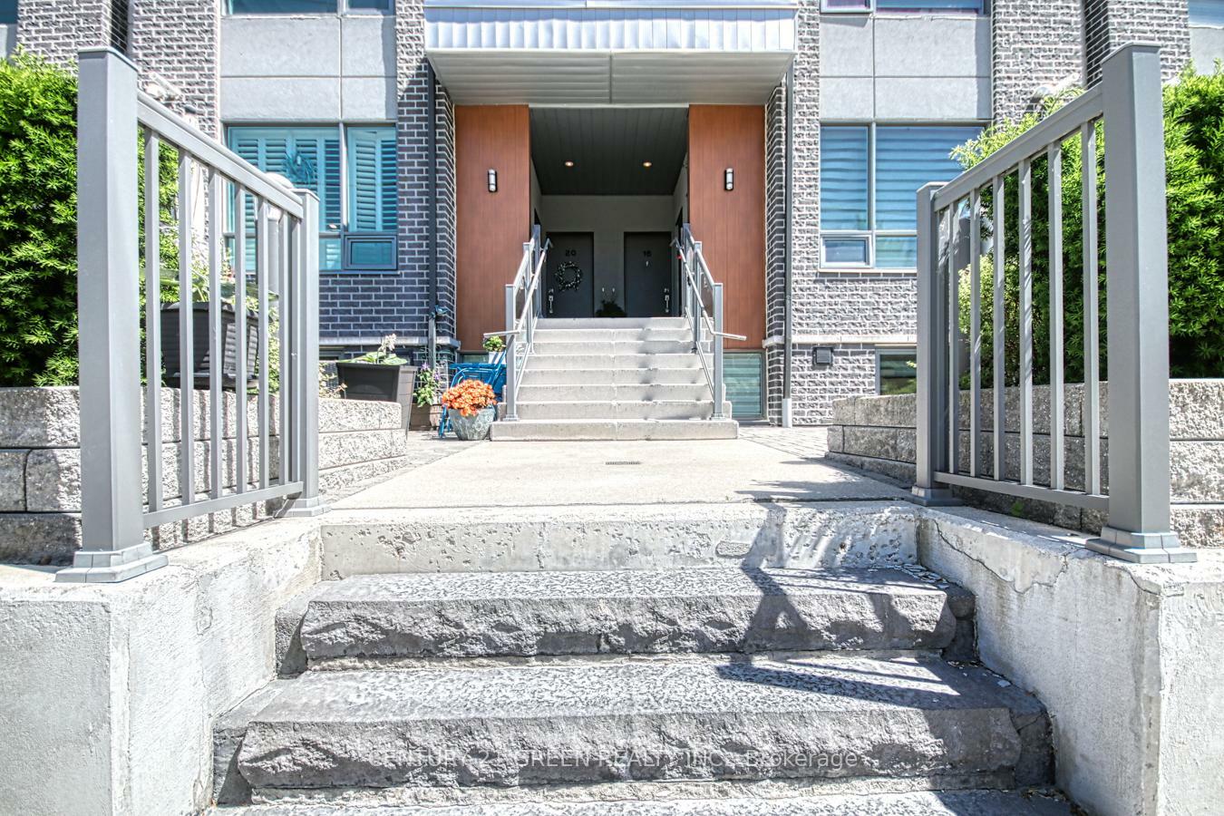 Property Photo: 680 Atwater Avenue 19 ON L5G 0B6