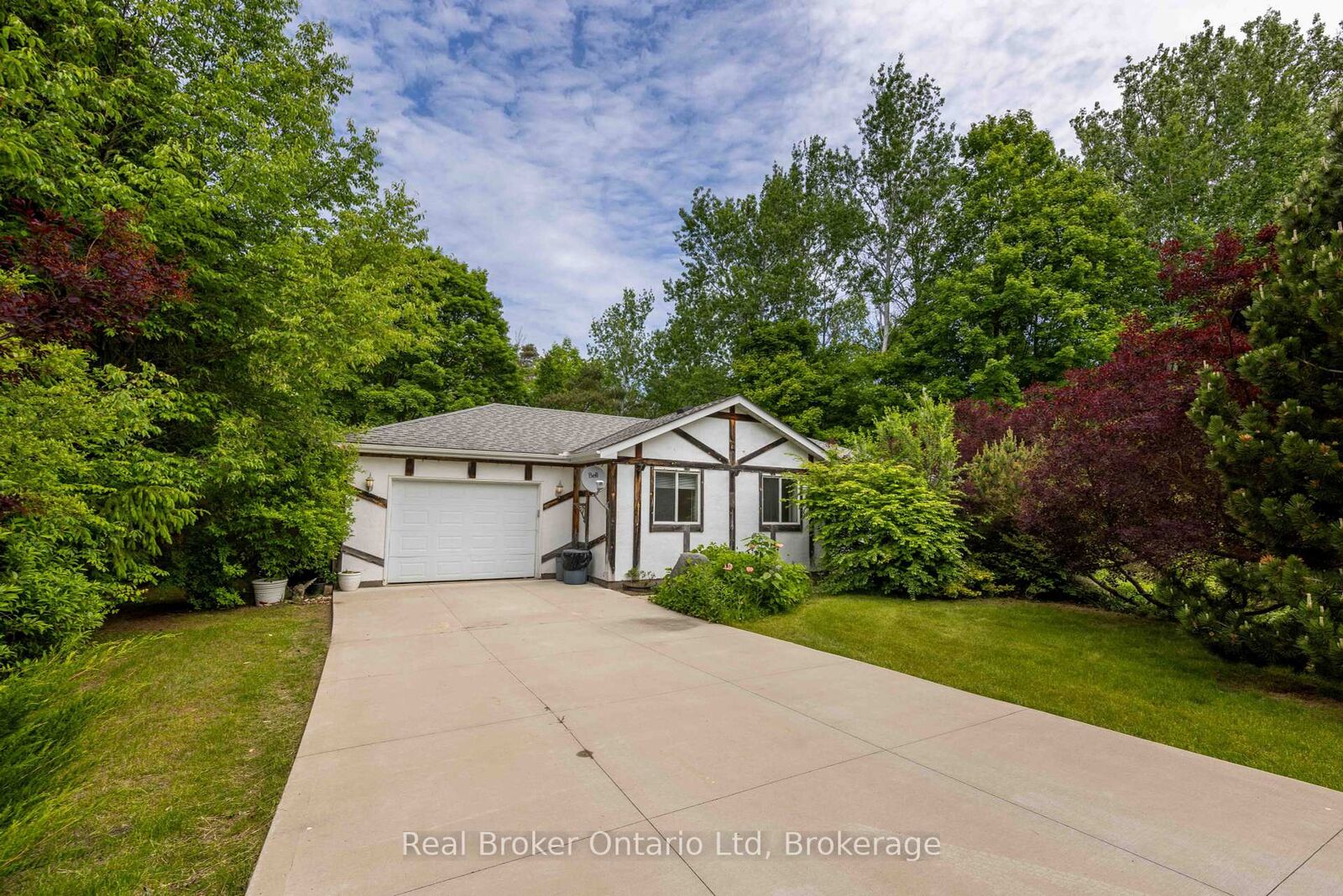 Property Photo:  19 Sandy Pines Trail E  ON N0H 2G0 