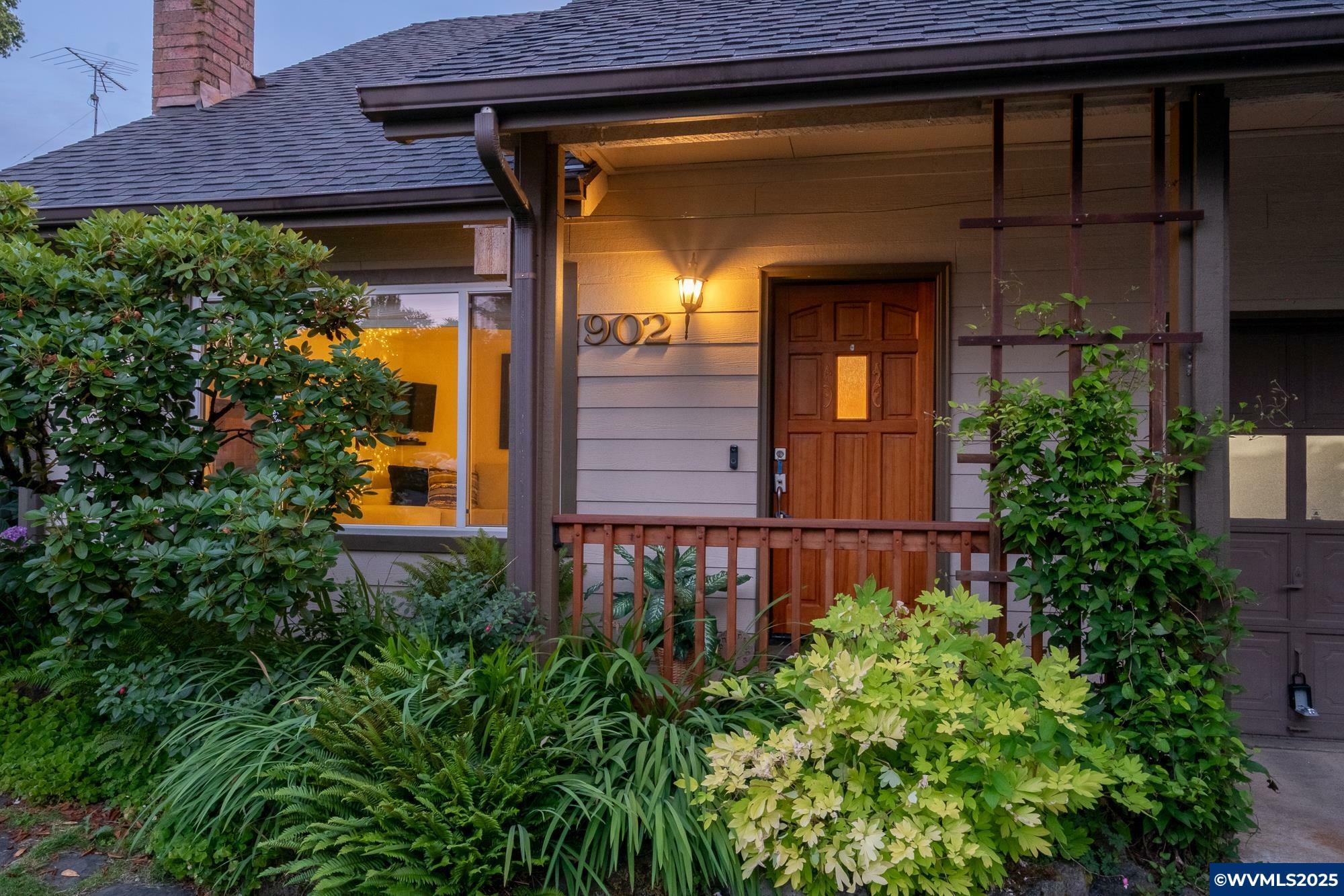 Property Photo: 902 NW Oak Av OR 97330