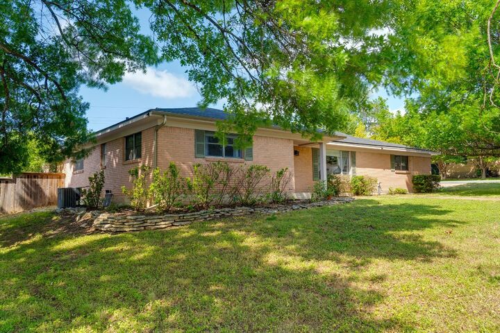 Property Photo:  1001 E Applegate Drive  TX 78753 