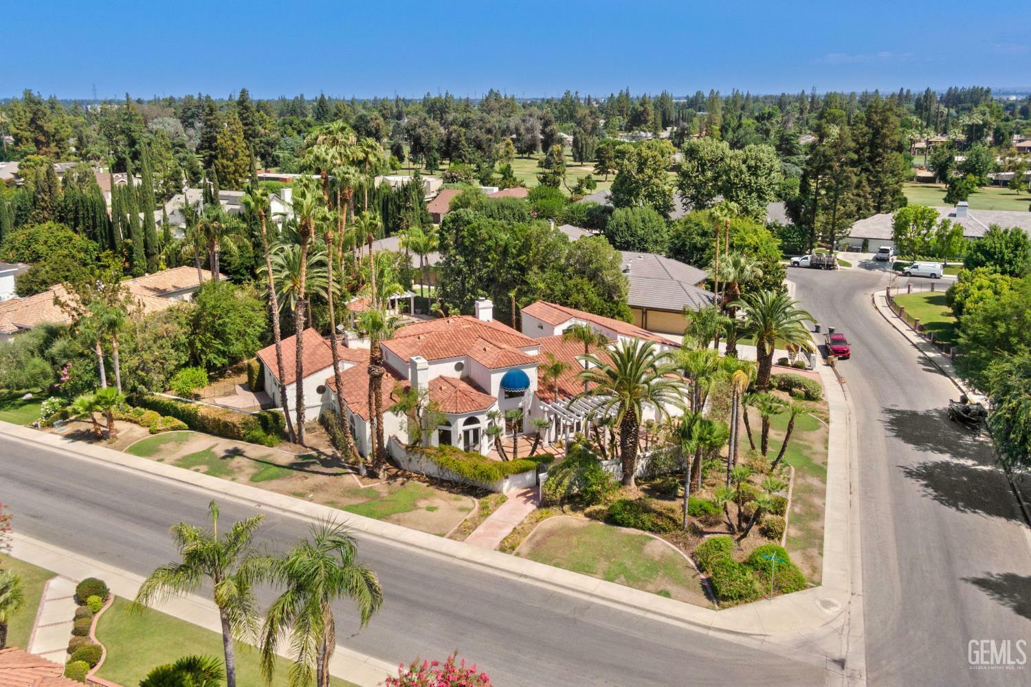 Property Photo:  1305 Avenida Sabia  CA 93309 