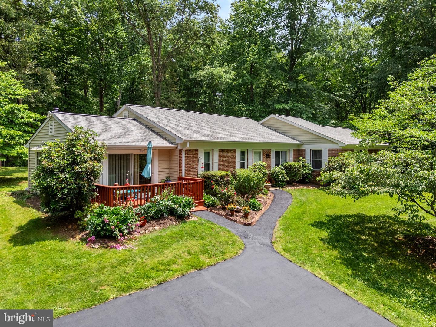 Property Photo: 7401 Little Court VA 20187
