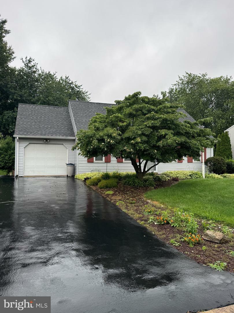 Property Photo: 905 Pinetree Way PA 17601