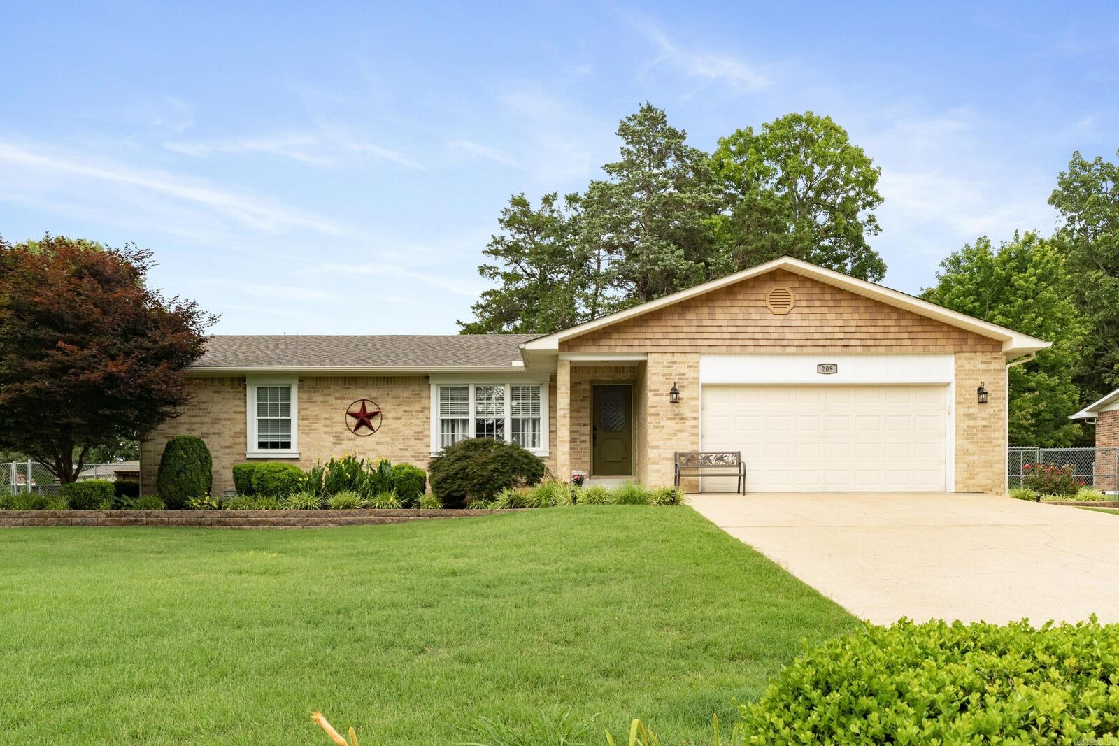Property Photo: 209 S Kingswood Drive AR 72653