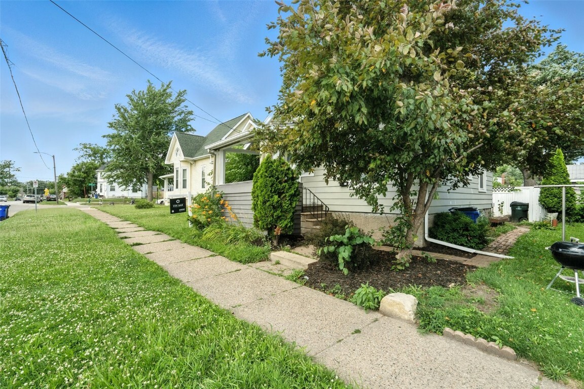 Property Photo:  420 16th Street NE  IA 52402 
