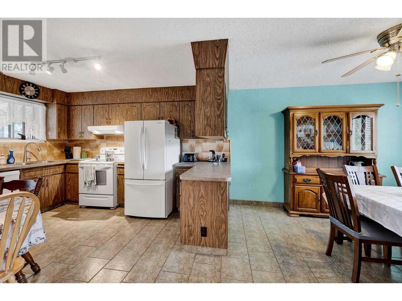 Property Photo:  307 Holly Avenue  BC V2B 1M2 